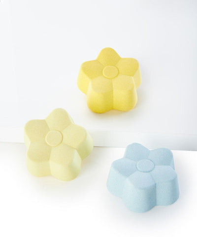 A floral-themed gift box containing three 80g honeysuckle rose-scented shower steamers from Giftcraft’s Wild Flower Meadows.

