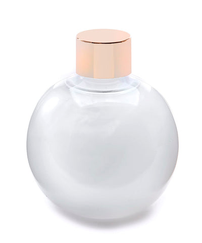A 100 ml blossom-scented bubble bath in an elegant bottle with a floral gift box labeled “Hello My Love”; available in white.