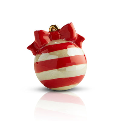 A ceramic mini decorated with holly leaves and berries, perfect for Christmas holiday décor.

