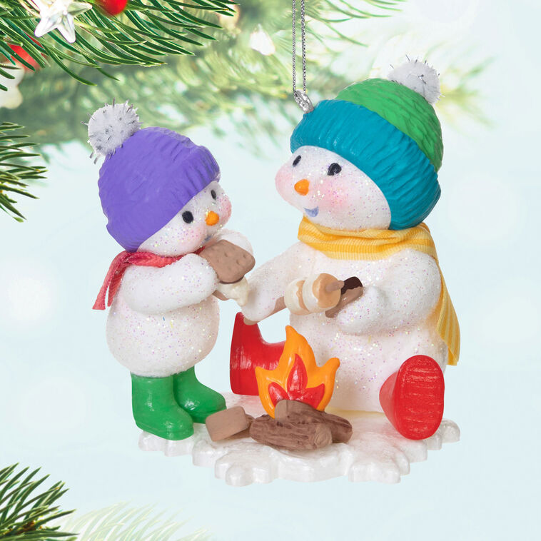 Hallmark Keepsake Making Memories Scrumptious S’mores ornament—two snowmen roasting marshmallows over campfire, winter hats and scarves