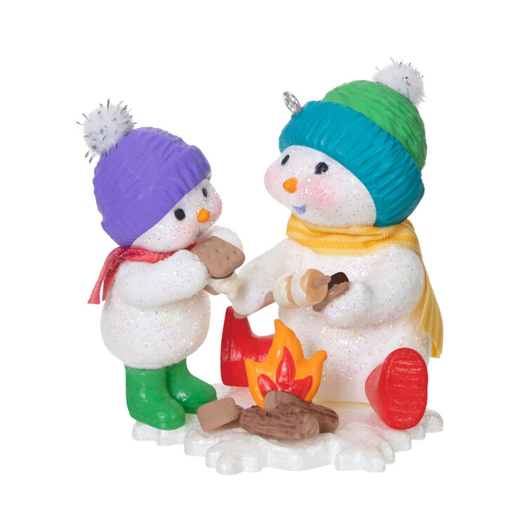 Hallmark Keepsake Making Memories Scrumptious S’mores ornament—two snowmen roasting marshmallows over campfire, winter hats and scarves