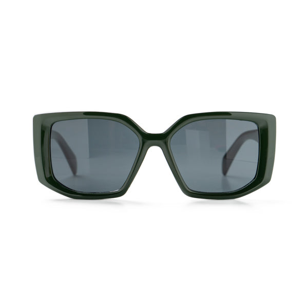 Chic oversized sunglasses with a fashion-forward design, inspired by Carrie Bradshaw, offering UV protection and bold everyday style.