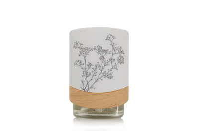 ScentPlug® Refill, the diffuser provides welcoming fragrance throughout your home continuously for up to 30 days.
