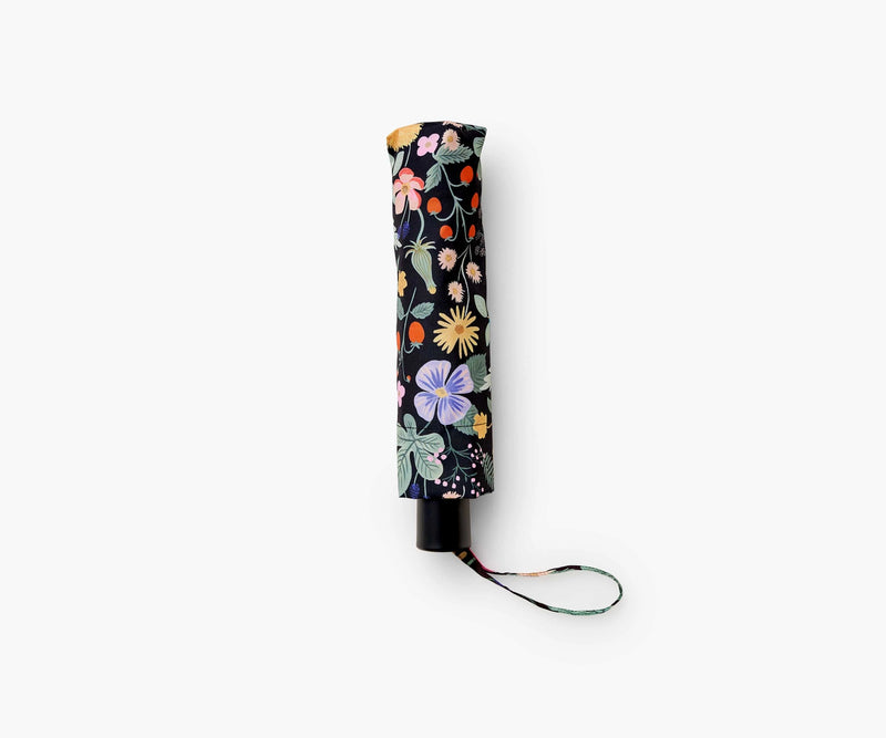 sweet blooms and berries of Strawberry Fields, a patterned sleeve, and an auto open/close function.